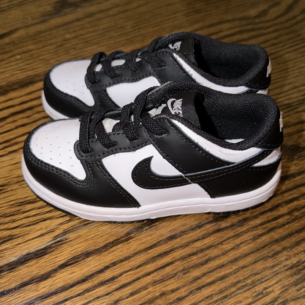 Nike Kids Black & White Low Dunk Sneakers 9C - Picture 4 of 7